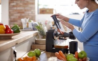 On peut même jouer avec des légumes avec l'extracteur de jus horizontal Philips Viva Collection HR- 889