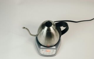 Tellement simple de la charger cette bouilloire