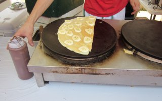 Fan de la crepe banane / chocolat fabriquée avec une vraie crepiere en fonte