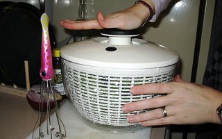 Une pression sur ce bouton de l'essoreuse à salade et le tour est joué !