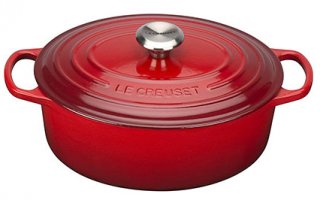 On est particulièrement fan du rouge de la cocotte en fonte Staub 1103325