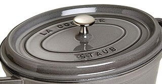 On adore le couvercle de la cocotte en fonte Le Creuset Signature