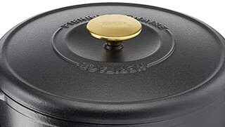 Le couvercle de la cocotte en fonte Tefal Heritage Pierre Gagnaire est solide