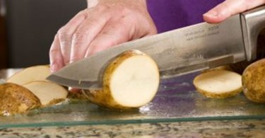 Pratique, la planche a decouper est indispensable dans une cuisine