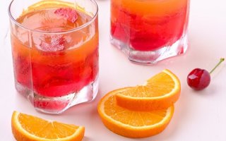 La cerise et l'orange vedette de cette boisson réalisée avec un extracteur de jus vertical